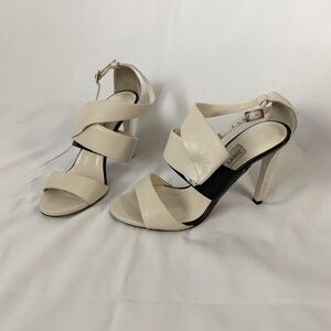 Jimmy Choo Trapeze 100 NPA Off White/Black Pre Fall 2015 Size 35/5 Pre Loved